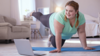 Woman exercises according to her well-being plan (plan de bienestar)