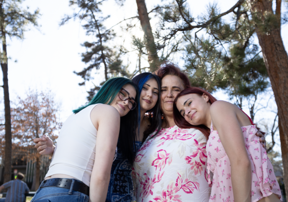 2603_PEOPLE SERVED_Laura_Group with Daughters_2